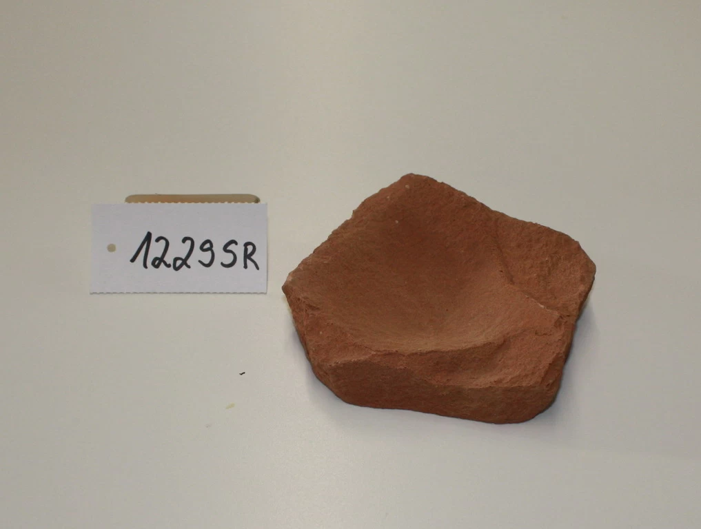 Futterstelle S 9,5x8,5x2,5 Cm, Farbe Sandstein-Rot, Aquarium-Dekoration Aus Mineralguss 1 Futterstelle S 9,5x8,5x2,5 Cm, Farbe Sandstein-Rot, Aquarium-Dekoration Aus Mineralguss